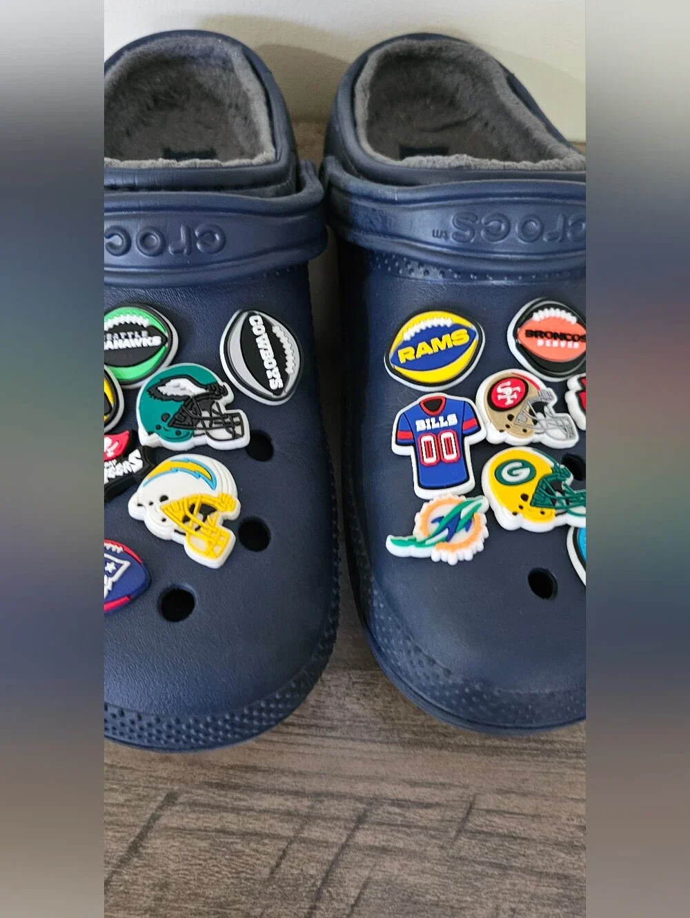CROCS Men Navy Blue Plush Lined Clog NFL Football Team Charms Men Size 11